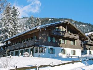 贝里斯泽尔Plush Apartment in Bayrischzell with 2 Sauna, Garden and Terrace的前面有雪的大建筑