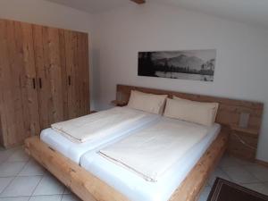 贝里斯泽尔Plush Apartment in Bayrischzell with 2 Sauna, Garden and Terrace的木架客房内的一张床位