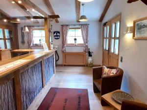 贝里斯泽尔Plush Apartment in Bayrischzell with 2 Sauna, Garden and Terrace的客厅设有酒吧和桌子