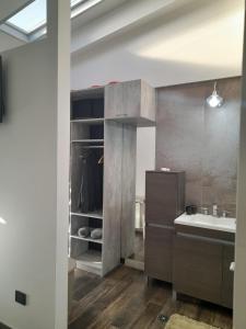乌斯怀亚Hospedo 1的一间带水槽、柜台和盥洗盆的浴室