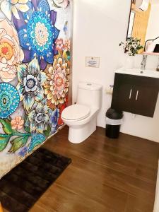 阿瓜达Room #3的浴室设有卫生间和花卉淋浴帘。