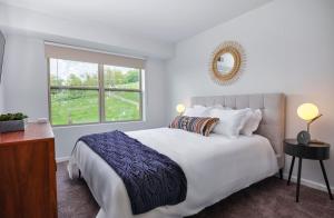 伯利恒Hyatus at City Views的一间卧室设有一张大床和一个窗户。