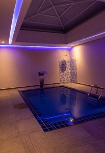 SeabraMotel Tenda的室内的游泳池,有蓝色的灯光