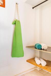 塔甘加Casa Tara的挂在毛巾旁边的墙上的绿袋