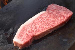 SekiwakiRoots inawashiro Lake Area的一块肉正在烧烤中烹饪