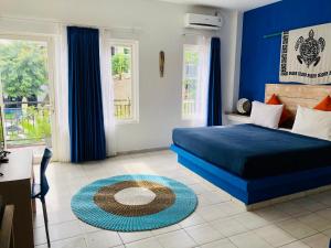 纳闽巴霍蔚蓝海洋酒店的蓝色卧室,配有床和地毯