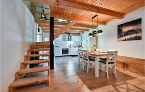 瓦拉日丁托普利采Amazing Home In Varazdinske Toplice With Kitchenette的厨房以及带桌椅的用餐室。