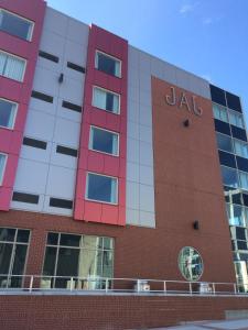 圣约翰斯JAG精品酒店的带有jal标志的jal建筑