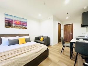 Punta EngañoFurnished Rentals at Mangrove Residences Mactan的一间卧室配有一张床、一把椅子和一张书桌