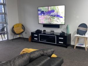 坎布里奇Titoki Grove的带沙发和平面电视的客厅