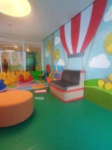 伊洛伊洛Megaworld-Manduriao, Iloilo Lafayette的儿童房,配有床和热气球
