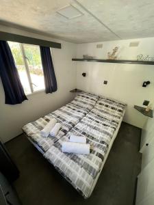 耶泽拉DM mobile home的一间卧室配有带毛巾的床
