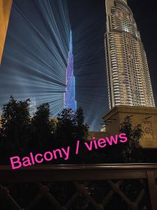 迪拜Lux Burj views -Boulevard -Prime Location Downtown DUBAI的夜照亮的布吉卡利法景