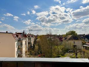 马克莱贝格Geschmackvolle Ferienwohnung in Markkleeberg的从建筑屋顶上可欣赏到城市美景