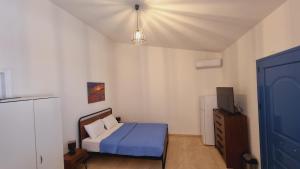 波罗斯Cristina Studio Apartment的一间卧室配有一张床和一台电视。