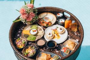 农布La Miniera Pool Villas Pattaya - SHA Plus的桌上的篮子,早餐食物