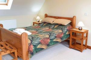 巴拉Cae Coryn Cottages, Snowdonia ( Troed y Graig )的一间卧室配有床和2个床头柜