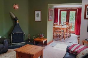 巴拉Cae Coryn Cottages, Snowdonia ( Troed y Graig )的带壁炉的客厅和用餐室