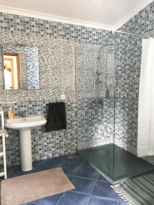 大里贝拉LAVA Açores Coliving & Coworking的一间带玻璃淋浴和水槽的浴室
