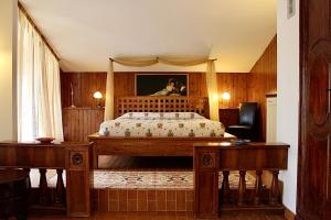 切塞纳卡萨莱德尔法托尔住宿加早餐旅馆的一间卧室配有一张带天蓬的床
