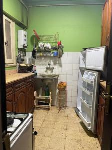亚历山大شقه مفروشه سوبر لوكس بميامى الاسكندريه的带绿色墙壁和开放式冰箱的厨房