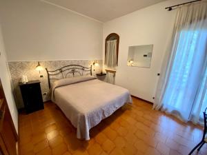 切塞纳卡萨莱德尔法托尔住宿加早餐旅馆的一间卧室设有一张大床和一个窗户。