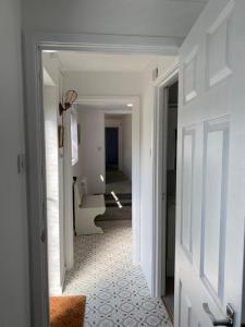 西布里奇福德G-Floor Flat with 2 beds, 2 bathrooms, slips 4-6的通往带白色门的客厅的走廊