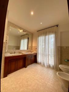 切塞纳卡萨莱德尔法托尔住宿加早餐旅馆的一间带水槽、卫生间和镜子的浴室
