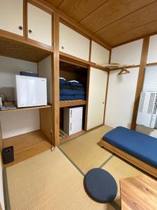 草津草津言灵旅馆的小房间设有床和天花板