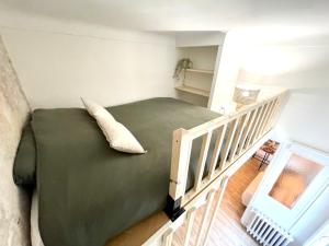 尼斯COSY COCOON - 2 to 4 travelers.的一间小卧室,配有绿色的床和楼梯