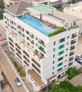 曼谷GM Residence的享有白色建筑的顶部景色,设有游泳池