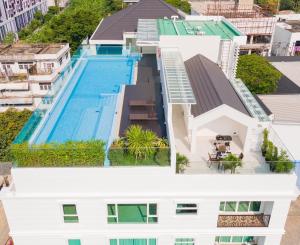 曼谷GM Residence的享有带游泳池的建筑的空中景致