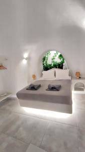 卡特瑞杜斯Volcan Secret Cave的白色卧室配有带两个枕头的床