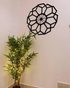 芙蓉Ssrhomestay/S2/Corner lot/15pax的墙上的黑白钟,植物