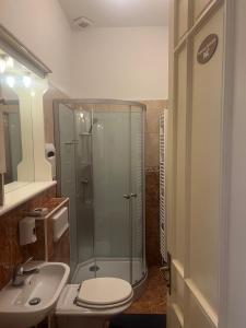 波尔托罗Rooms Portorose Center的带淋浴、卫生间和盥洗盆的浴室