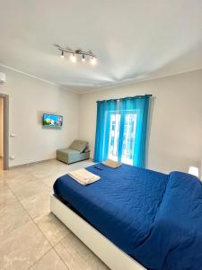 那不勒斯Apartment NAPOLI MARADONA的一间卧室设有蓝色的床和窗户。