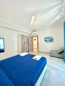 那不勒斯Apartment NAPOLI MARADONA的一间卧室,卧室内配有一张蓝色大床