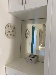 开普敦Gorgeous, private cottage in prestigious Newlands.的白色的浴室设有镜子和水槽