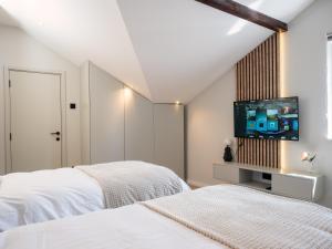 贝尔格莱德Residence Republic Square- Top Location的一间卧室配有两张床和一台平面电视