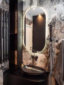 贝尔格莱德Residence Republic Square- Top Location的一间带水槽和镜子的浴室