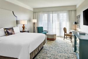 胡佛伯明翰玫瑰桥万丽高尔夫度假酒店的酒店客房设有一张大床和一张书桌。