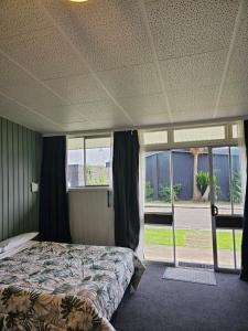 旺格努伊The Avenue的一间卧室设有一张床和一个大窗户