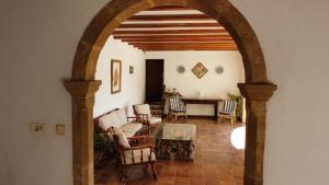 哈维亚VILLA MARETA的拱门通往带椅子和桌子的客厅