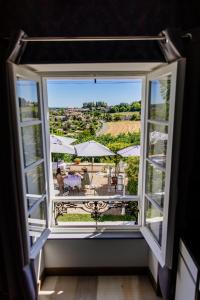 MontmoreauMONTISMAURELLI的开放式窗户享有庭院的景致。