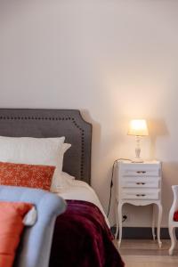MontmoreauMONTISMAURELLI的一间卧室配有一张床和一个带灯的床头柜