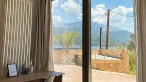 阿尔戈斯托利翁Michael's House - Argostoli的客房设有山景窗户。