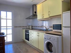 卡勒达德福斯特Las Rocas Golf and Sea的厨房配有洗衣机和洗衣机。