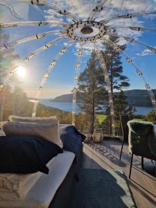 HusbySørfjorden Eye Iglo - Fosen的享有摩天轮景色的卧室