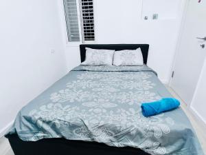 巴特亚姆New! Your home in Israel Luxury Suite的白色客房的一张床铺,配有蓝色枕头