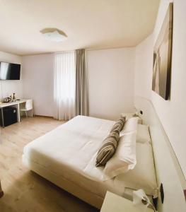 加尔达湖滨Alle Porte的配有一张床和一张书桌的酒店客房